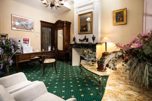 a living room with a table and a desk and a room with a desk at Hôtel Héliot, Cosy Places by Charme & Caractère in Toulouse