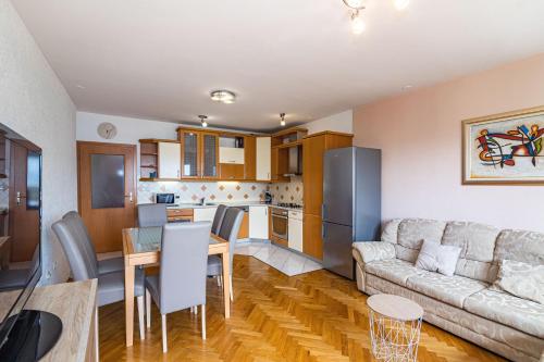 eine Küche und ein Wohnzimmer mit einem Sofa und einem Tisch in der Unterkunft Apartment Edita in Omiš