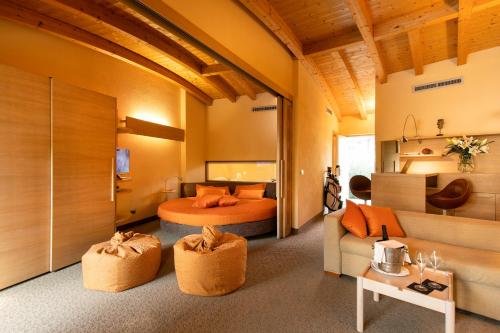 sypialnia z łóżkiem z pomarańczowymi poduszkami w obiekcie Color Hotel Style, Design & Gourmet w mieście Bardolino