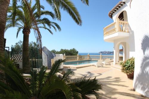 Villa con piscina y palmeras en La Vista al Mar, en Balcón del Mar