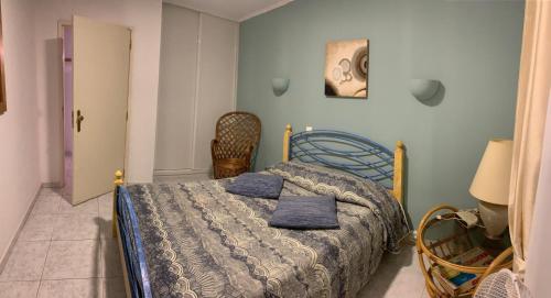 ein Schlafzimmer mit einem Bett mit zwei Kissen darauf in der Unterkunft Apartamento Limões in Carvoeiro
