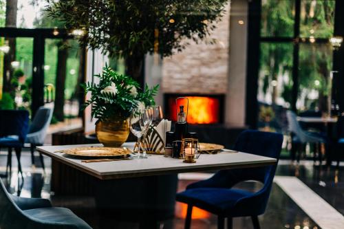 a table in a restaurant with chairs and a table sidx sidx sidx at Elexus Predeal in Predeal