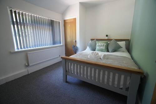 En eller flere senge i et værelse på Risca Retreat