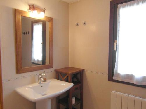 un bagno con lavandino e specchio di L06 - Casa Torres De Vallibierna - Villmor a Eriste