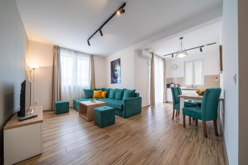 Sun and Sea Apartmentsにあるテレビまたはエンターテインメントセンター