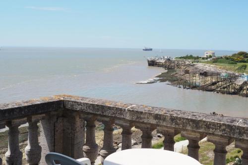 a view of the ocean from a balcony at Hôtel Primavera in Saint-Palais-sur-Mer