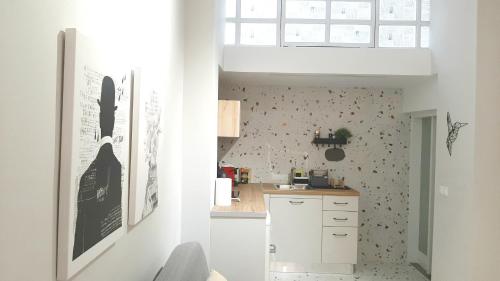 Kuchyňa alebo kuchynka v ubytovaní Habitat Nafplio bnb - Open space studio