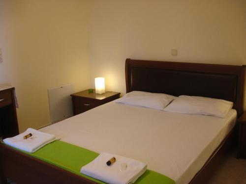 Katil atau katil-katil dalam bilik di To Ampelaki