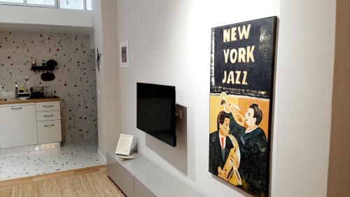 Televízia a/alebo spoločenská miestnosť v ubytovaní Habitat Nafplio bnb - Open space studio