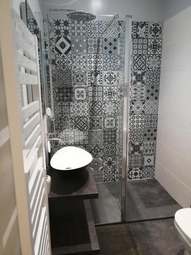 une salle de bain avec un lavabo et une douche dans l'établissement Maison Luroa , 