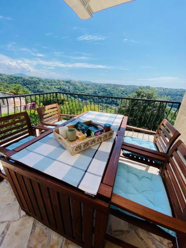 une table et des chaises sur un balcon avec vue dans l'établissement Villa Orea, à Vence
