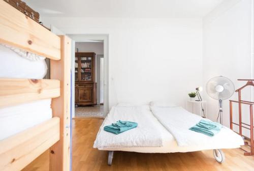Cama ou camas em um quarto em Bern zwei Zimmer im Jugendstilhaus mit Garten