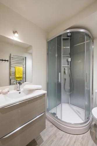 une salle de bain avec douche et lavabo dans l'établissement Appartement Edelweiss SKIOPIEDS - Centre Station, à Les Deux Alpes