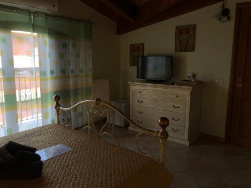 ヴァストにあるB&B Borgo la Marinaのベッドルーム(ベッド1台、ドレッサー内のテレビ付)