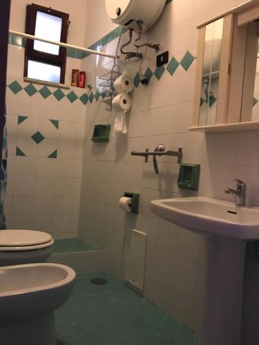 uma casa de banho com um WC e um lavatório em ZIO DOMENICO Al Vicolo em Castellabate