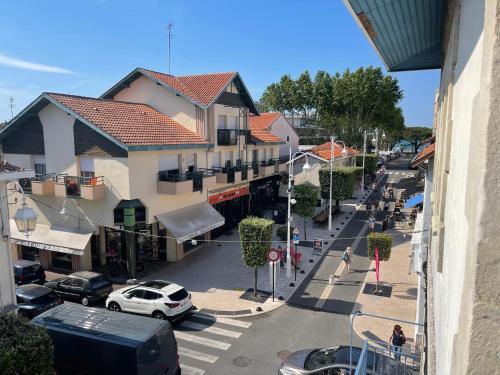 an overhead view of a city street with cars and buildings at Arcachon Situation exceptionnelle proche plage in Arcachon