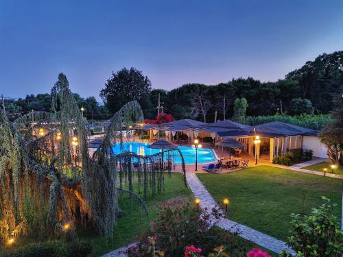 un resort con piscina di notte di Hotel Kalamitsi Apartments a Preveza