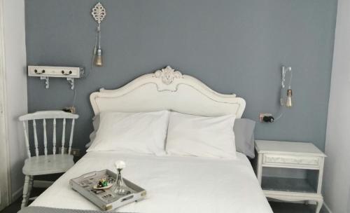 a bedroom with a white bed and a chair at Apartamento Acogedor en la Coruña in A Coruña