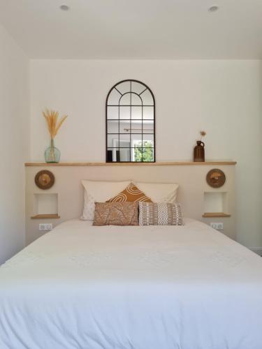 Chambres d'hôte Casprese في Altiani: غرفة نوم مع سرير أبيض كبير مع نافذة