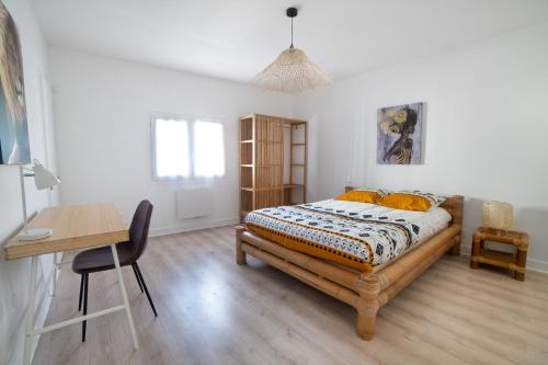 une chambre avec un lit, un bureau et une chaise dans l'établissement Grande maison centre ville THOUARS, à Thouars