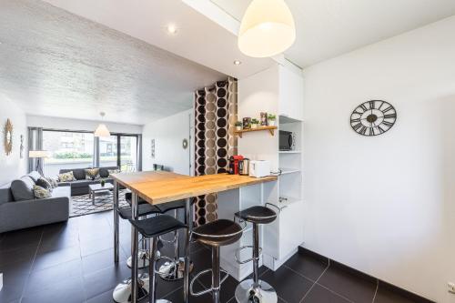 - une cuisine et un salon avec une table et des tabourets dans l'établissement Aux portes de Bordeaux Le Compostelle MindUrGuest, à Pessac