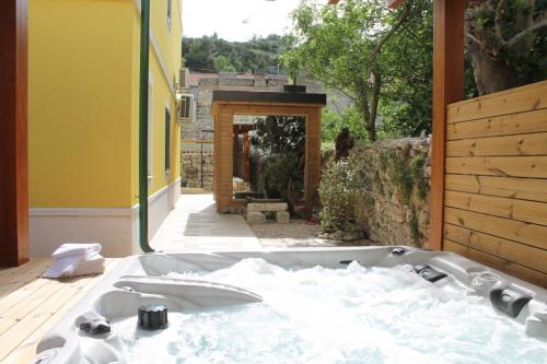 Room in Skradin with balcony, air conditioning, WiFi, washing machine (4921-3)