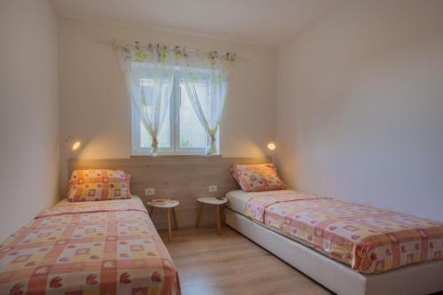 En eller flere senge i et værelse på Apartment in Cres with sea view, balcony, air conditioning, Wi-Fi (4249-1)