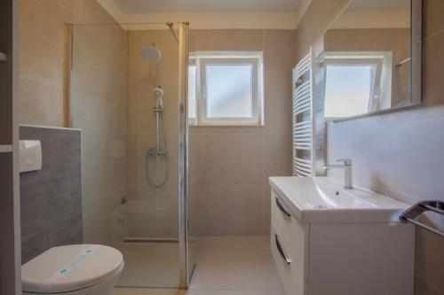 Kúpeľňa v ubytovaní Apartment in Cres with sea view, balcony, air conditioning, Wi-Fi (4249-1)