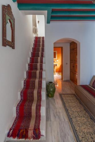 a staircase in a living room with a rug at Villa Jasmin in Houmt Souk