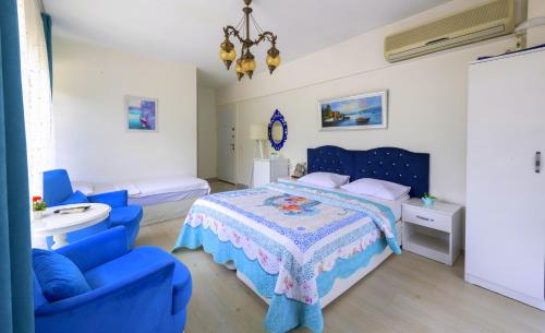 سرير أو أسرّة في غرفة في Sahra Butik Hotel