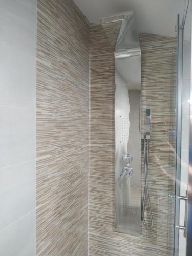 prysznic ze szklanymi drzwiami w łazience w obiekcie Edificio Valles del Lúpulo (DUPLEX) w mieście Astorga