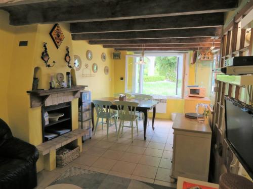 une cuisine avec une table et une salle à manger dans l'établissement La Maison du Bonheur, à Bourg-Charente