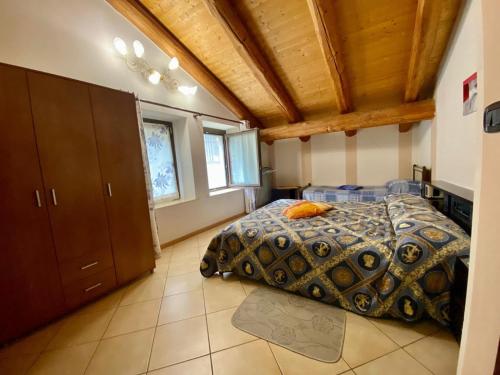 a bedroom with a bed and a wooden ceiling at Casa "La Fucina" in Melle