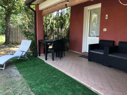 a patio with a table and chairs on a house at Residenza le Saline in Comacchio