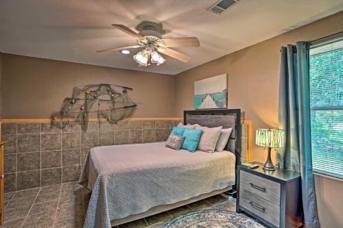 Ένα ή περισσότερα κρεβάτια σε δωμάτιο στο Lake Texoma Cabin - 1 Mi to Park and Boat Ramp!