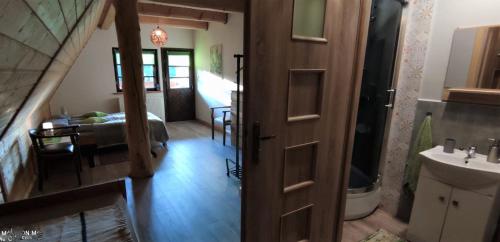 - Baño con puerta que conduce a un dormitorio en Chochlik, en Ustrzyki Dolne