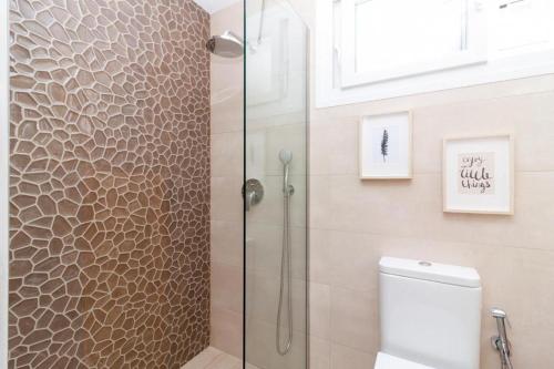ein Badezimmer mit Glasdusche und Toilette in der Unterkunft Las Encinas at Puerto Marina in Benalmádena