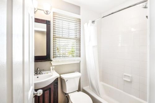 bagno bianco con servizi igienici e lavandino di Duck Key Retreat Villa #5105 a Duck Key