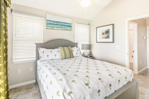 ein Schlafzimmer mit einem Bett mit einer weißen Bettdecke in der Unterkunft Duck Key Retreat Villa #5105 in Duck Key