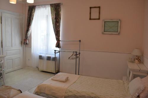 sypialnia z łóżkiem i oknem w obiekcie Malomszeg Apartman 2 w mieście Pecz