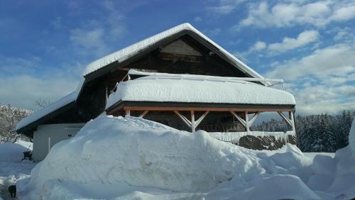 une pile de neige devant un bâtiment dans l'établissement Landhaus Dersch, à Thalgau
