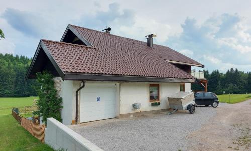 una casa con un coche aparcado delante de ella en Landhaus Dersch en Thalgau