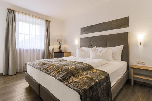 pokój hotelowy z dużym łóżkiem i oknem w obiekcie Residence Kronenwirt w mieście Parcines