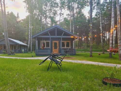 Ein Garten an der Unterkunft Pie Putniem