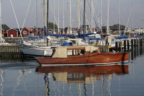 a boat is docked in a marina with other boats at Skanörs Gästgifvaregård in Skanör med Falsterbo