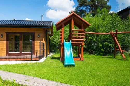 Ο χώρος παιχνιδιού για παιδιά στο Domek w lesie ze SPA