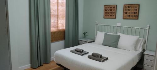 Un dormitorio con una cama con dos toallas encima. en Casa Tío Luis, en Santa Cruz de la Palma