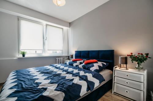 Tempat tidur dalam kamar di Nocosfera Apartament Serbinów