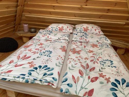 Katil atau katil-katil dalam bilik di Hillside Bio Glamping