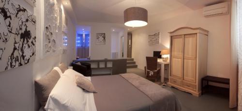 1 dormitorio con 1 cama y escritorio en una habitación en Relais Chambre, en Castelfidardo